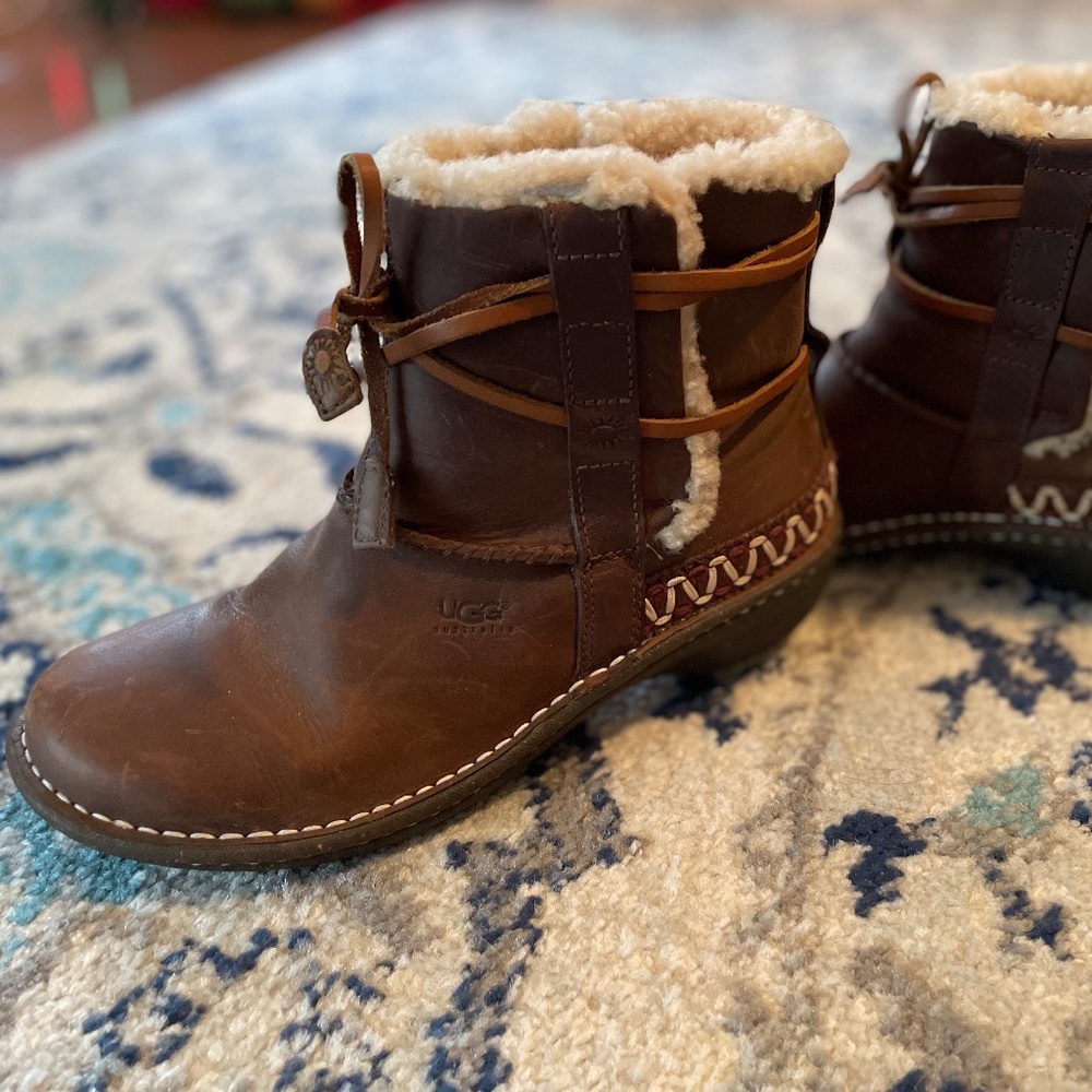 UGG leather lined classic mini boot with design stitching size 8